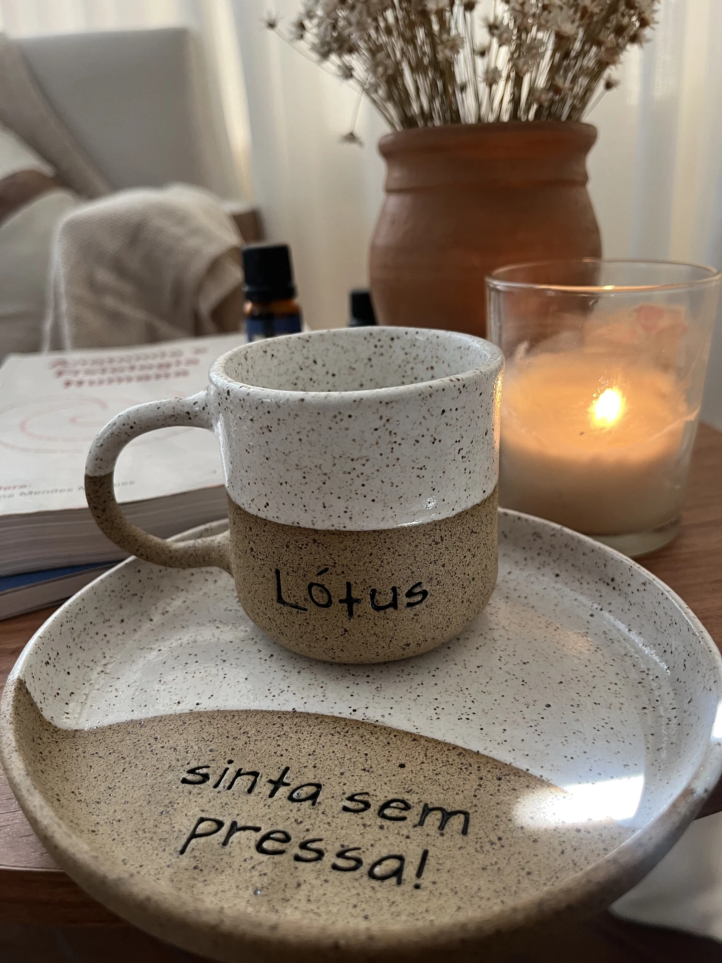 Caneca e bandeja do Studio Lótus com a frase Calma, sinta sem pressa
